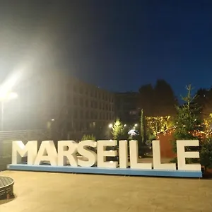 https://petit-bonheur-au-coeur-du-vieux-port.fr-provencehotel.com